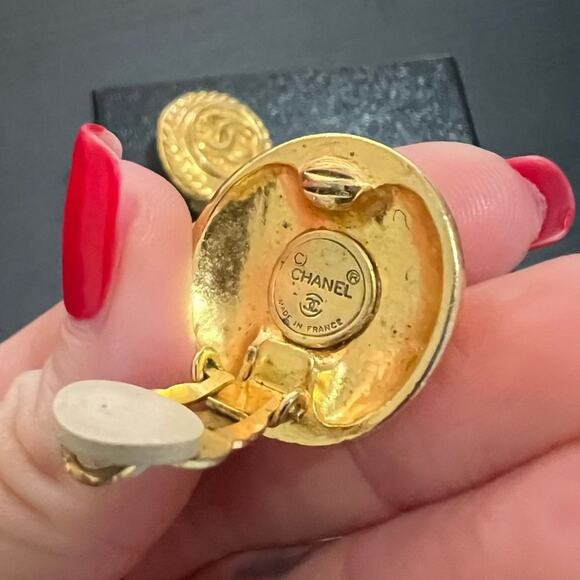 100% Authentic Chanel Logo Earrings Gold Brass Clip On - With Box - Picture 7 of 12